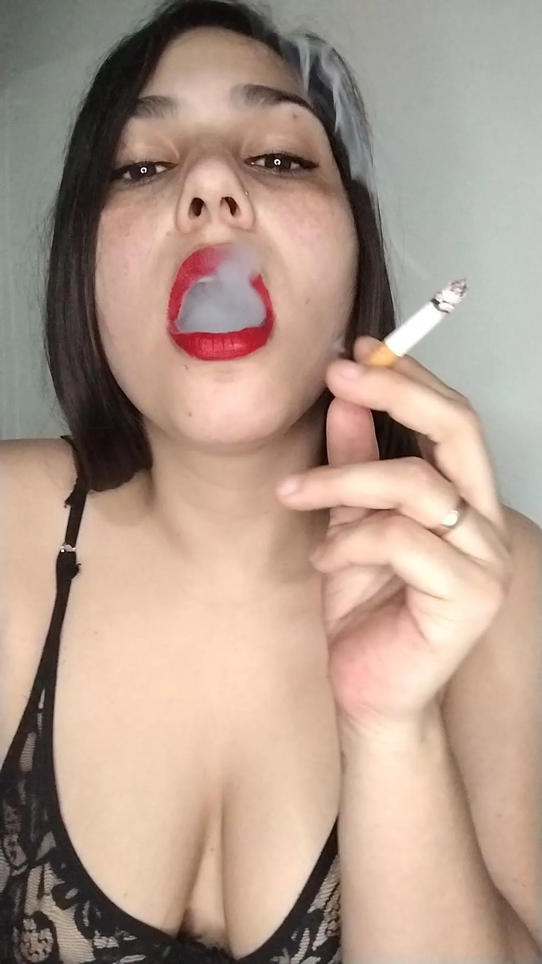 There is something better than a smoking brunette milf 🚬🔥🌬️