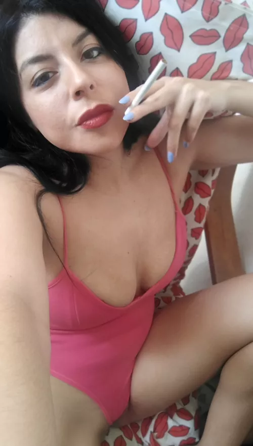 These red lips love to smoke