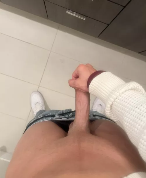 Who’s down to suck me, i can host im 22, HMU young twinks my age or below :) 