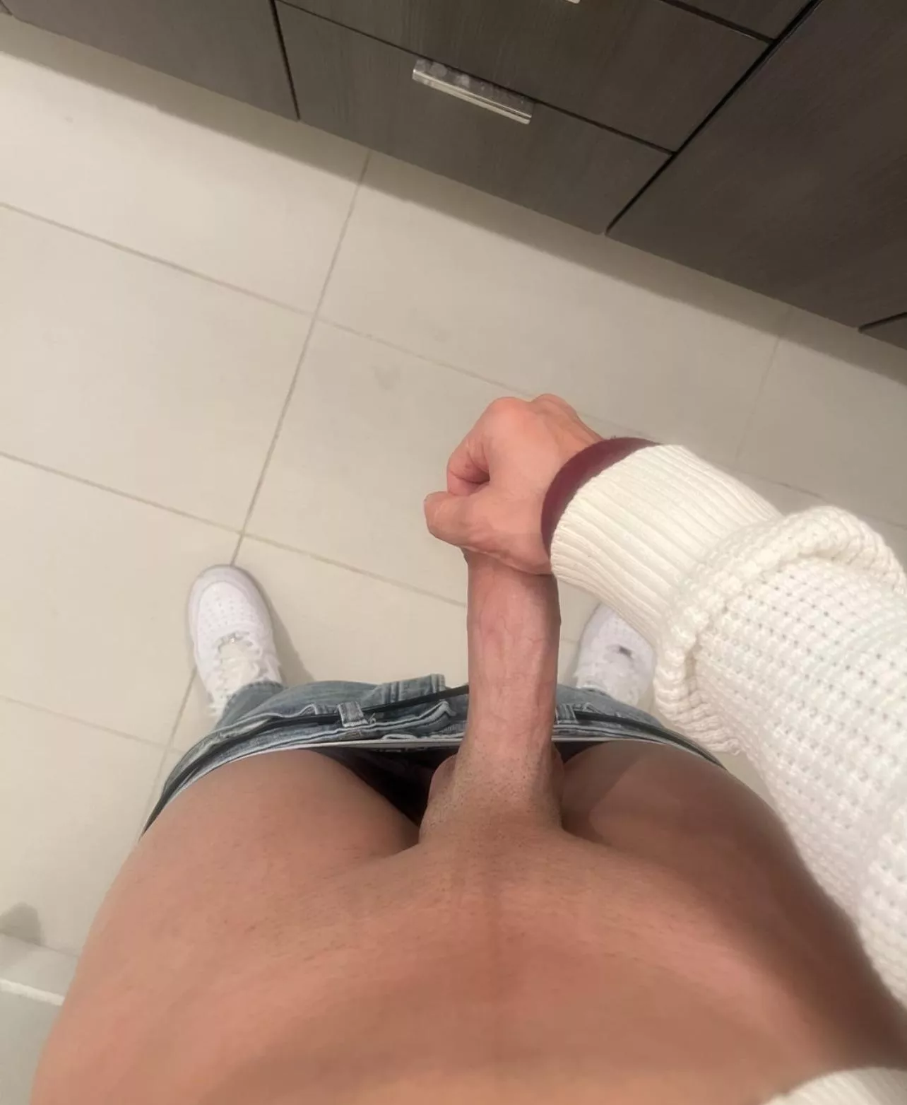 Who’s down to suck me, i can host im 22, HMU young twinks my age or below :) 