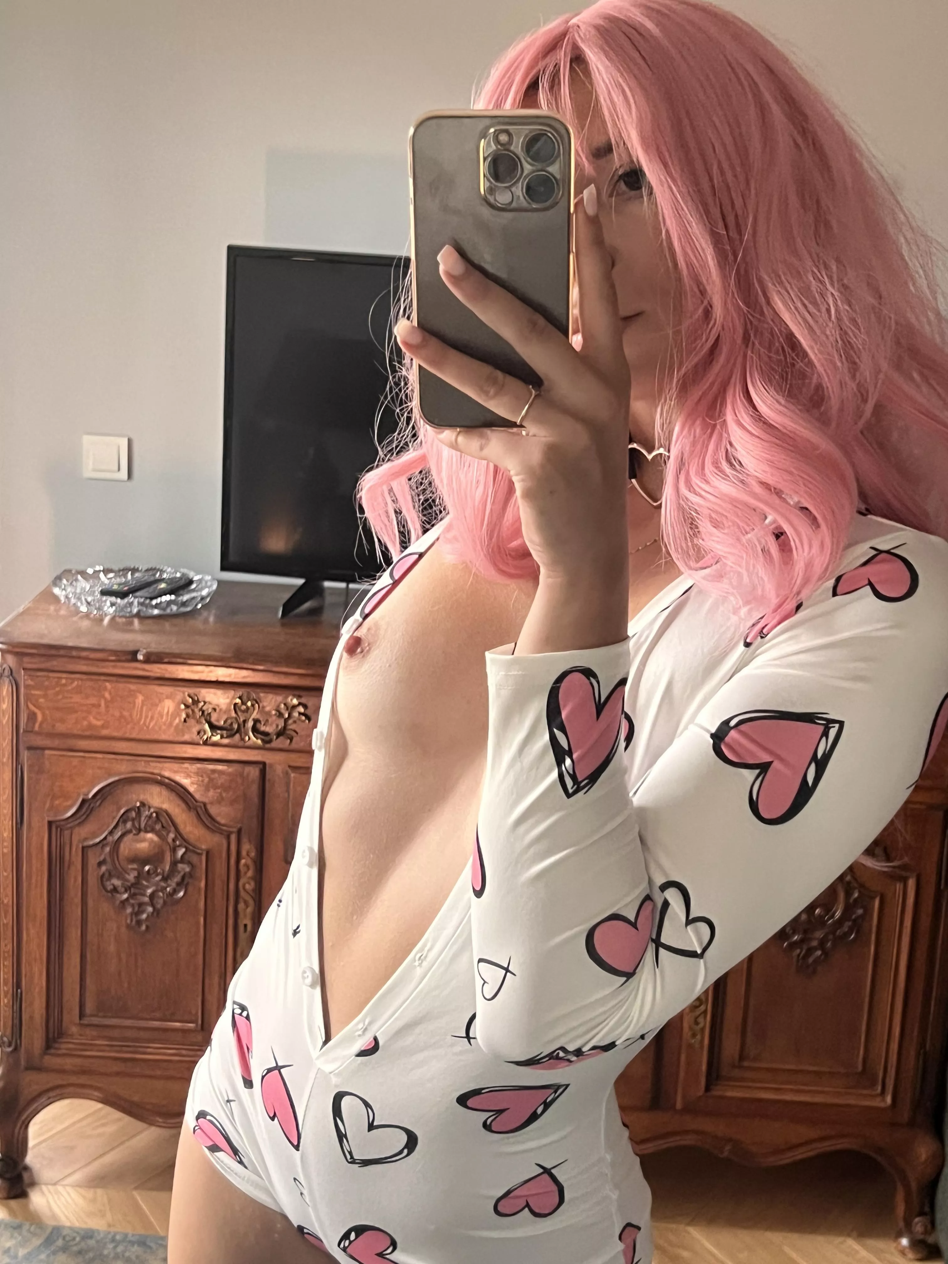 Who's your favourite 18yo pink hair goth girl?