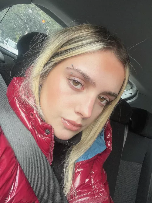 18F Serving looks and cake today, who wants a piece of my cake?🌸💋🤍