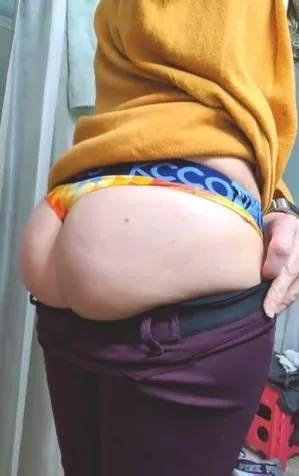 44yo MILF getting ready for a Saturday night out 