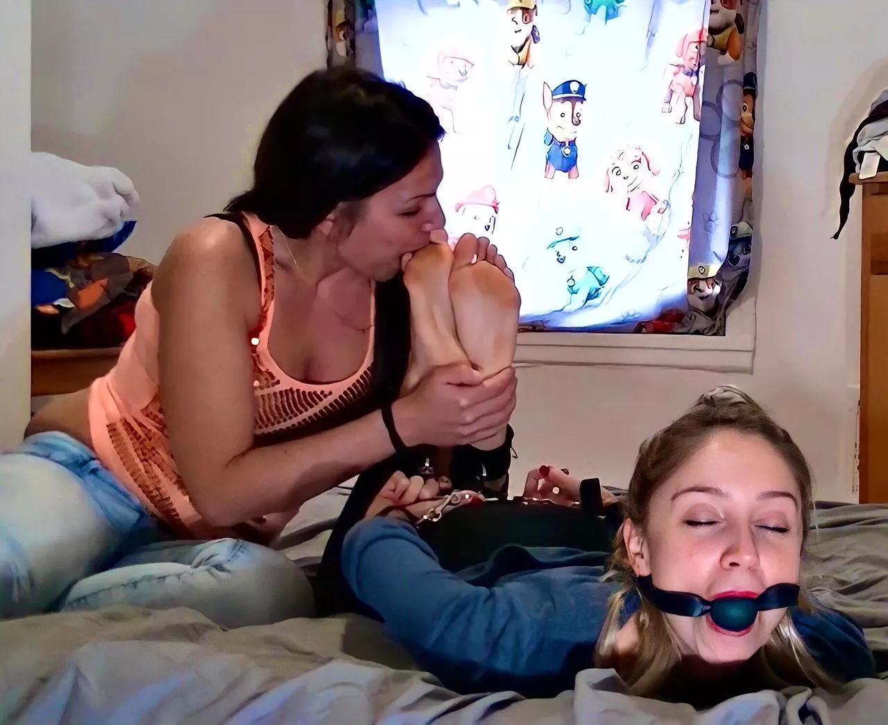 bed and beakfast , girl's feet served raw and alive 