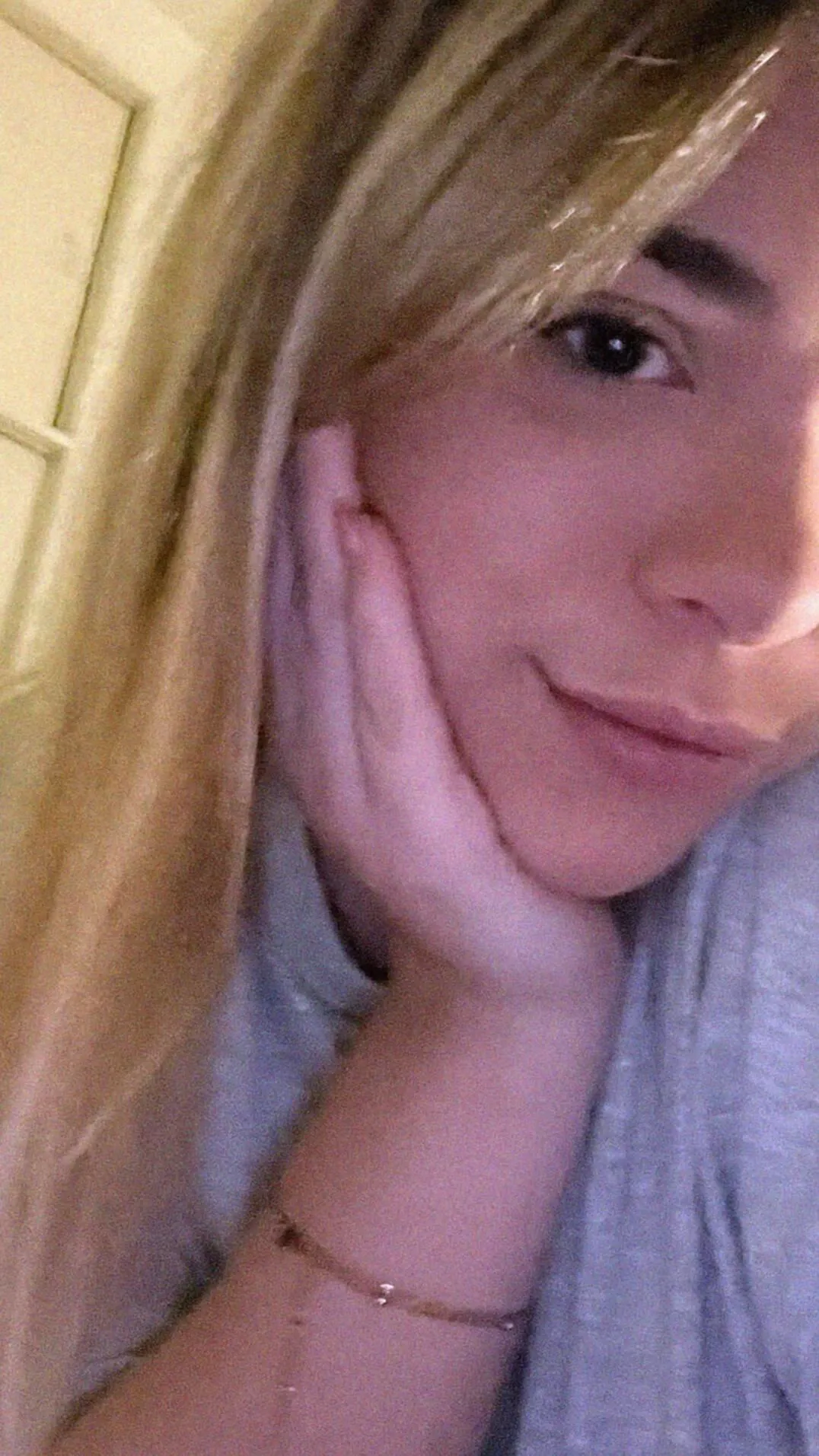 Bored in the bedroom and ready for some heart-to-heart chats.  22F
