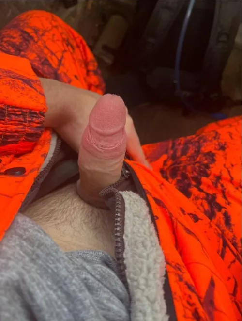 Bored in the deer stand, need someone here with me 😏