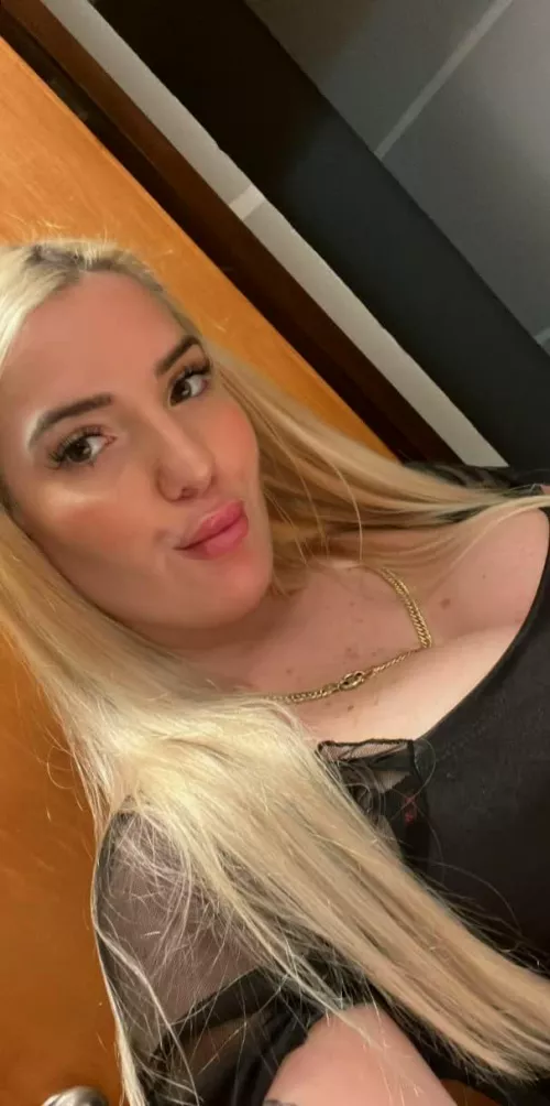 Could you be intrigued by a 19 F with an adventurous streak, someone who’s both bold and has a unique outlook on life? 😏
