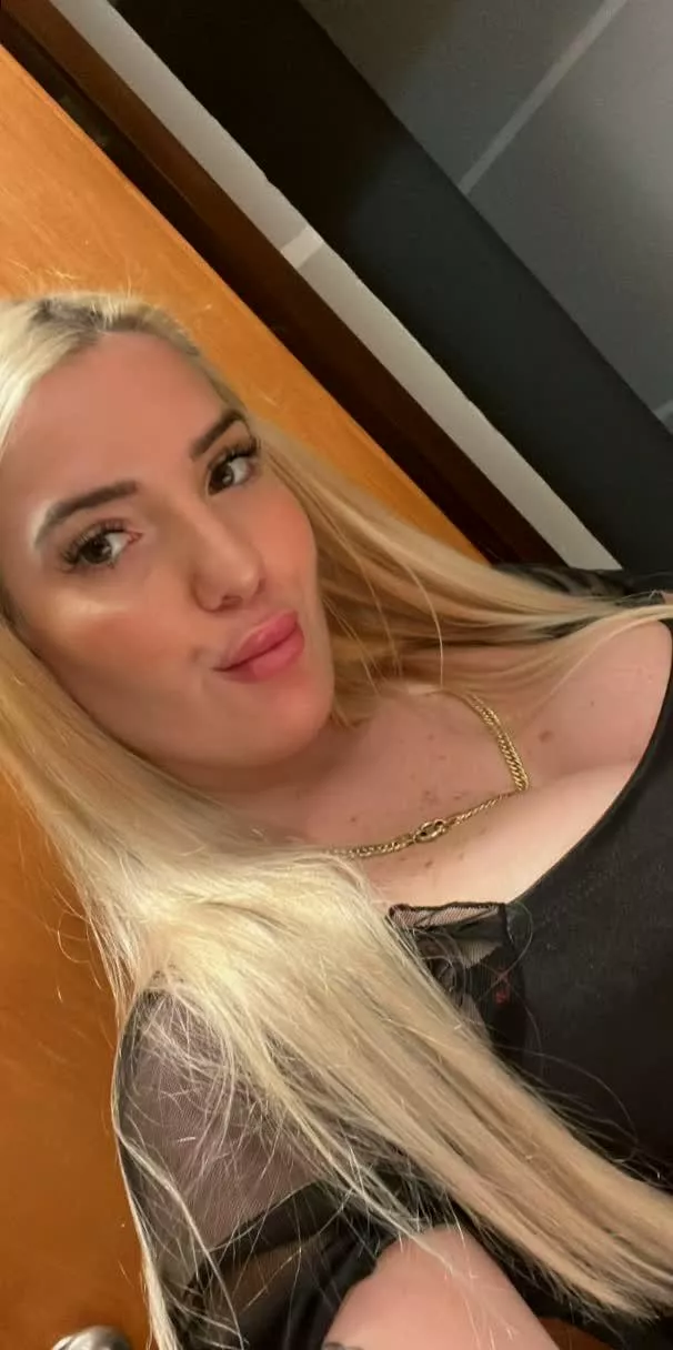 Could you be intrigued by a 19 F with an adventurous streak, someone who’s both bold and has a unique outlook on life? 😏
