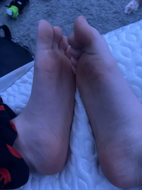 Dm me to see more of my feet 