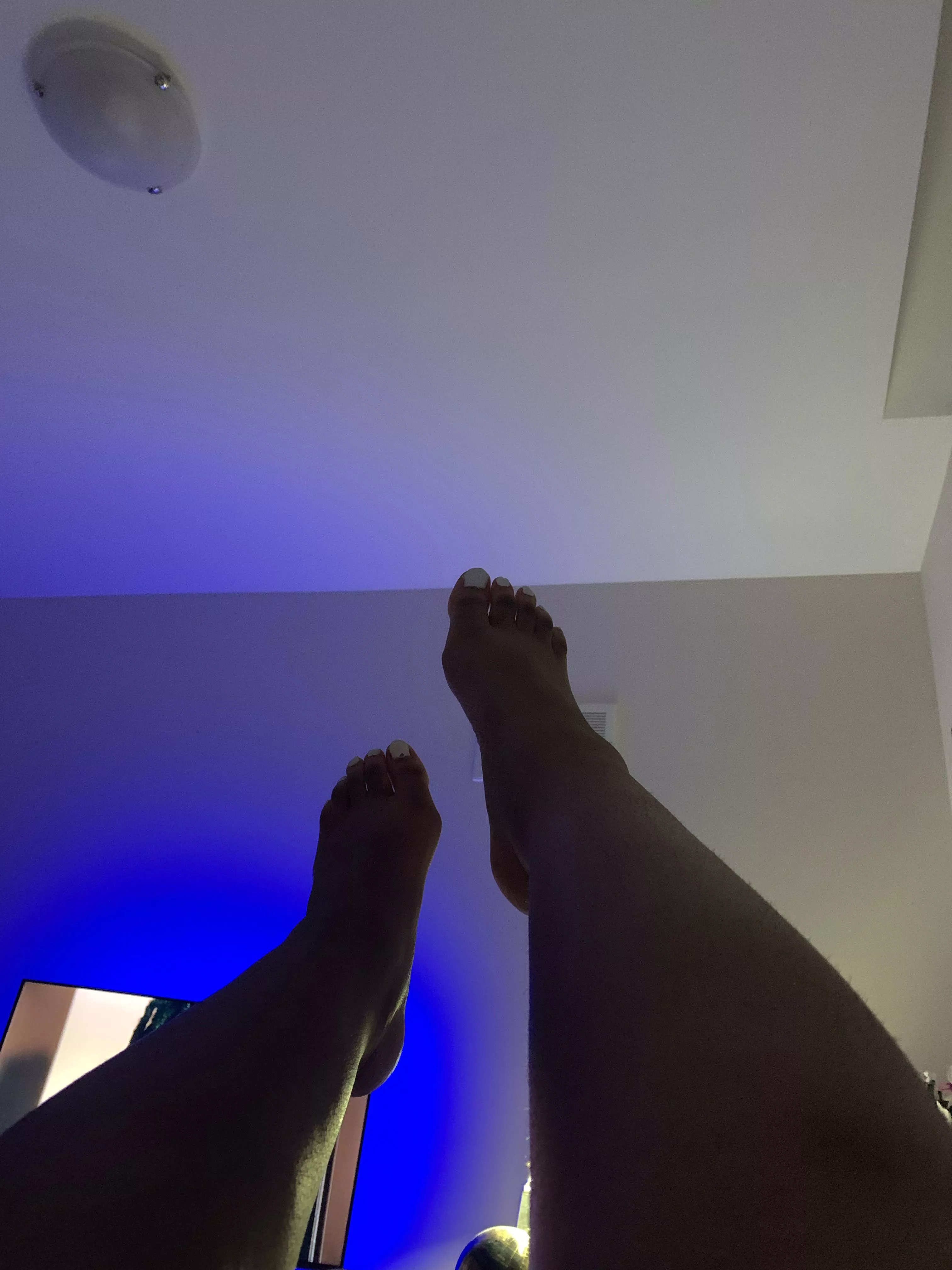 feet pics for whoever votes for kamala💙