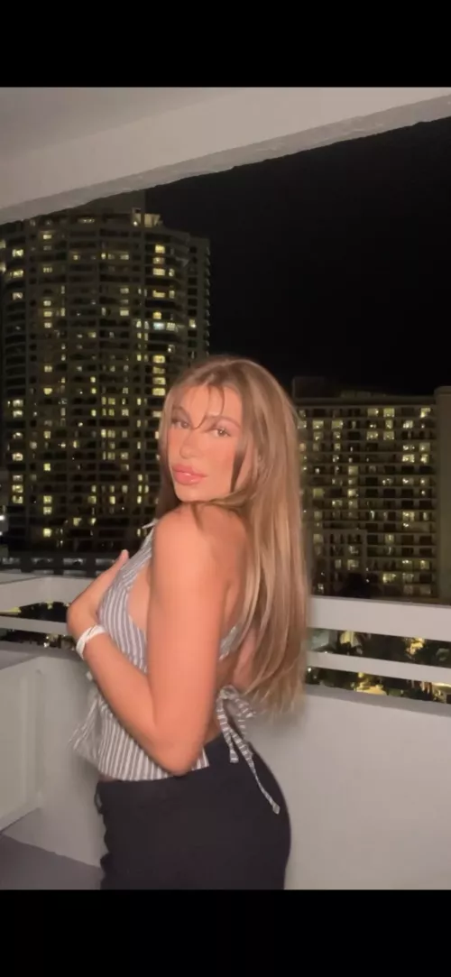 I bet your wood would love to get lost in my thick fat peachy cheeks.