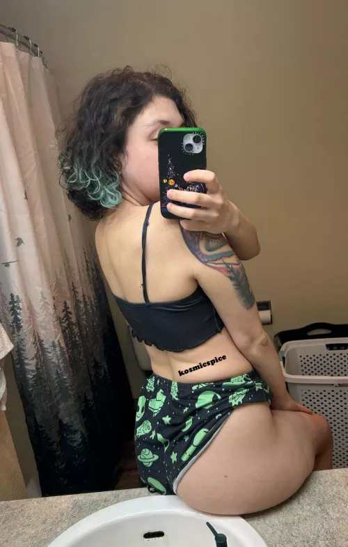 I love sitting on the counters and…other things 🤭