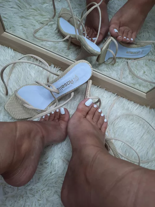 I love the marks left by the straps of my heeled sandals, so you?😈