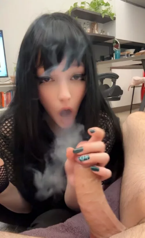 I luvv to watch the smoke roll off the head before I take it all in my mouth uWu 