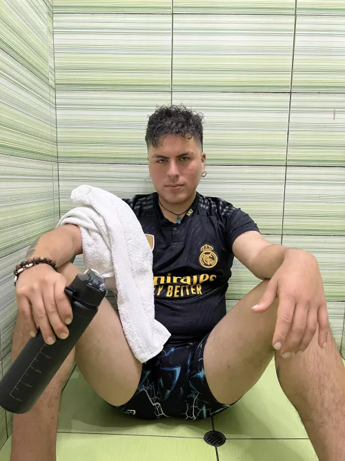 I'm selling my underwear, it's soaked in sweat Want to squeeze it out to sell it?