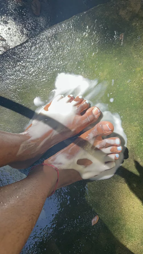 Kneel and eat the vanilla flavor yogurt of my pretty ebony feet and while you’re at it hand over your wallet pig🤤💸.