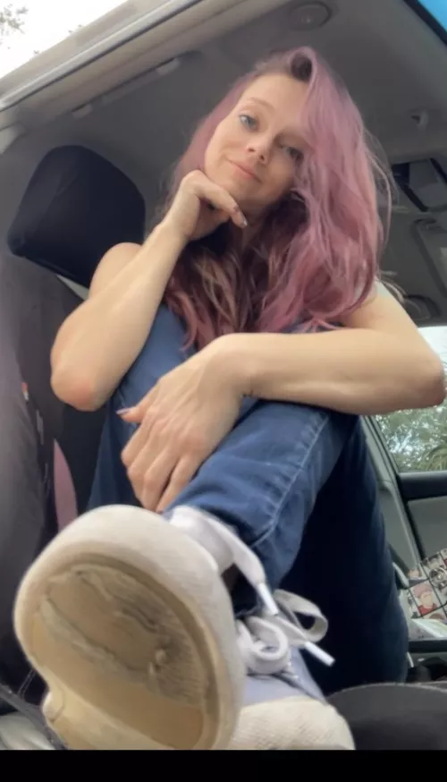 Let’s play a game called sent goddess while you sit there with your dick in your hands unable to cum 😈😹