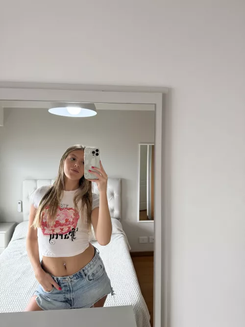 Looking for a bull who will satisfy my cravings for creampie. not yet a hotwife but you can teach me how I can be one.