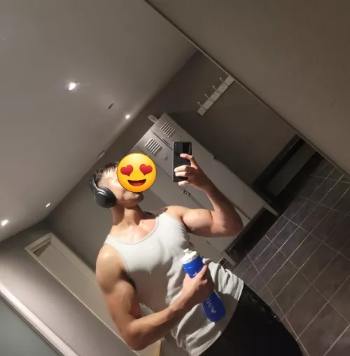 Muscular foreigner with big tool. ( Girls and couples contact only) 