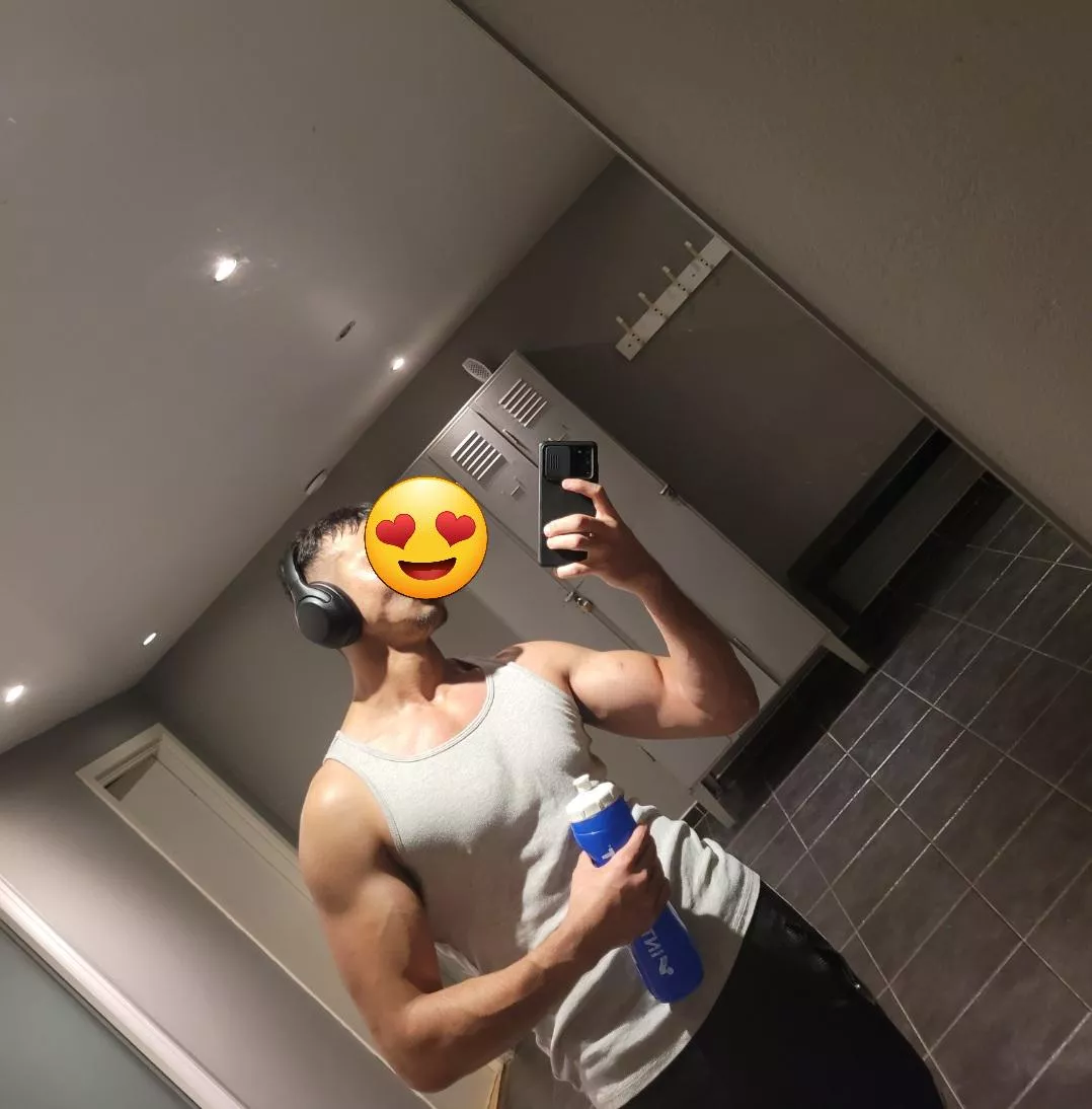 Muscular foreigner with big tool. ( Girls and couples contact only) 
