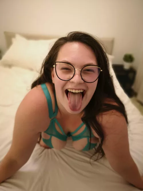 My smile looks even better when I'm on my knees looking up at you