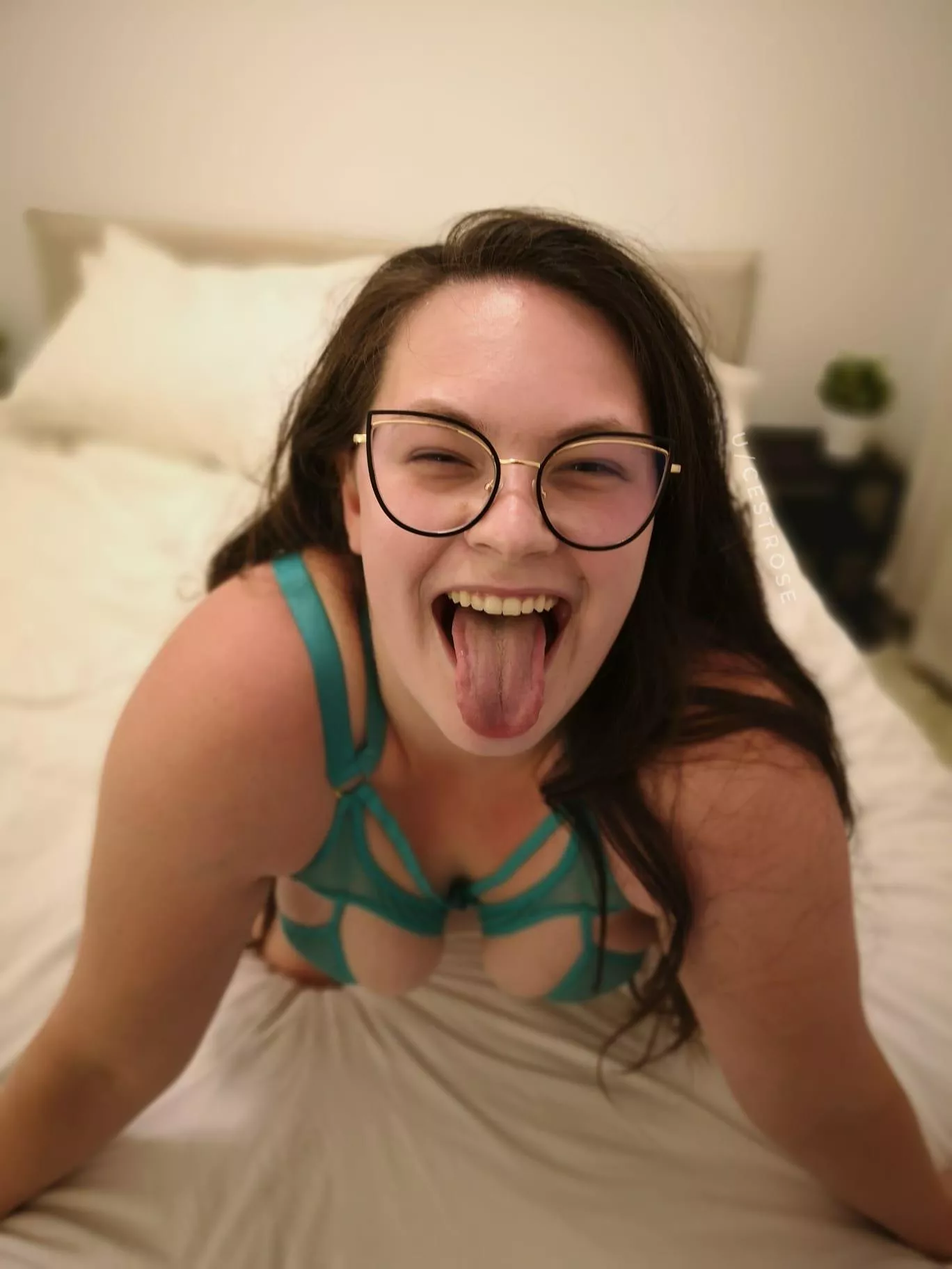 My smile looks even better when I'm on my knees looking up at you