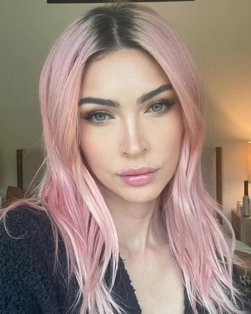 So good how much she looks like a plastic doll here 😍