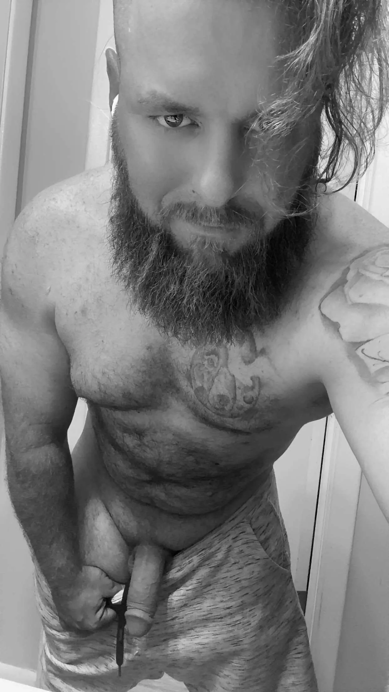 This dad has the house to himself. Anyone want to come play in LR?