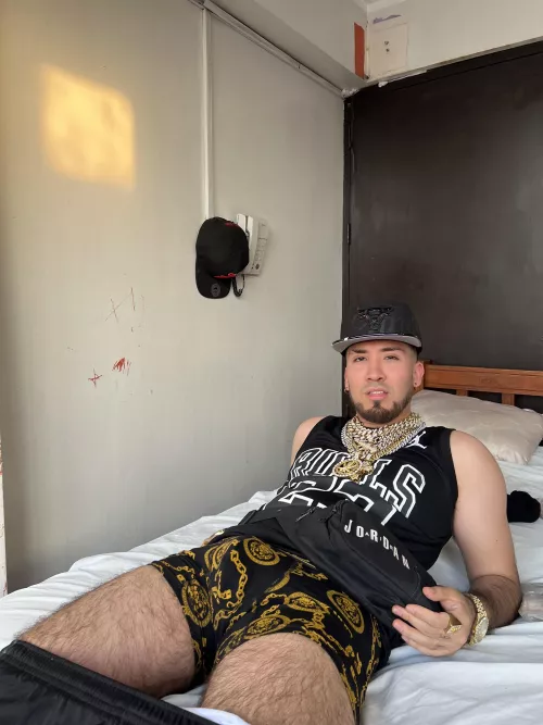 This throbbing bulge just wants to feel your mouth full of saliva haha Come and touch me