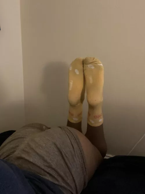 What caught your eye first, freaks? My cute socks or the fact that my body's tea. 💋