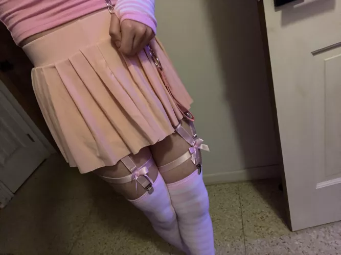  24 [M4F] pink femboy looking for a mistress into pegging and chastity