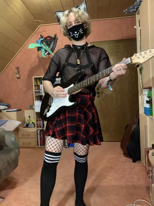 Ein femboy foxboy rockt gerade hehe 🤘