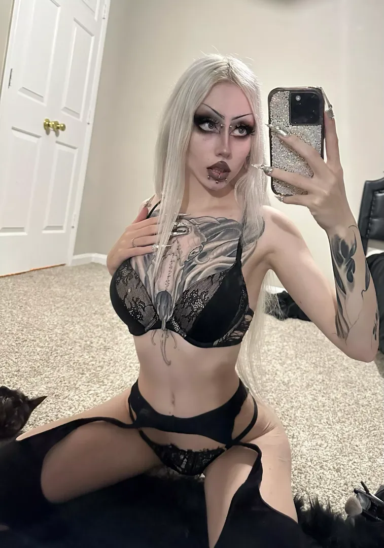 Grab my tiny waist and fuck my brains out🖤