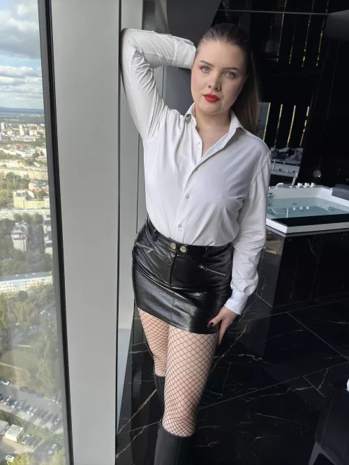 I love tight leather skirts 