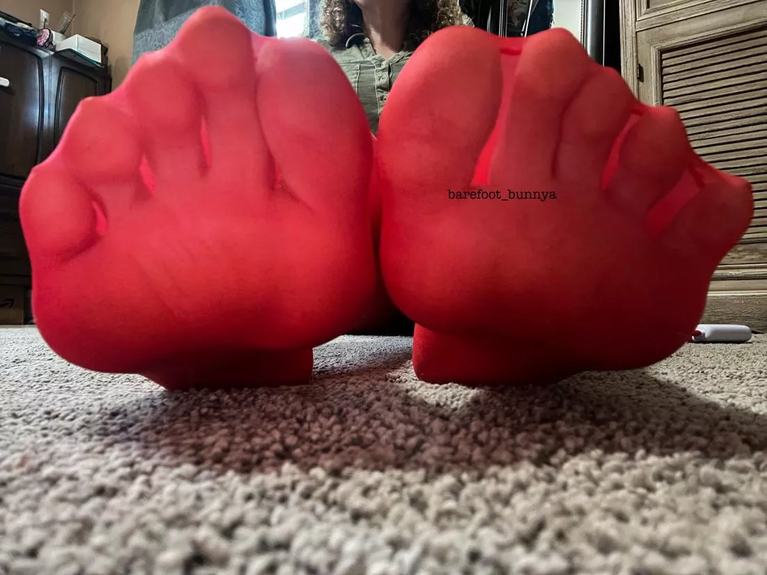 Let’s stay in so you can play with my feet! 😏