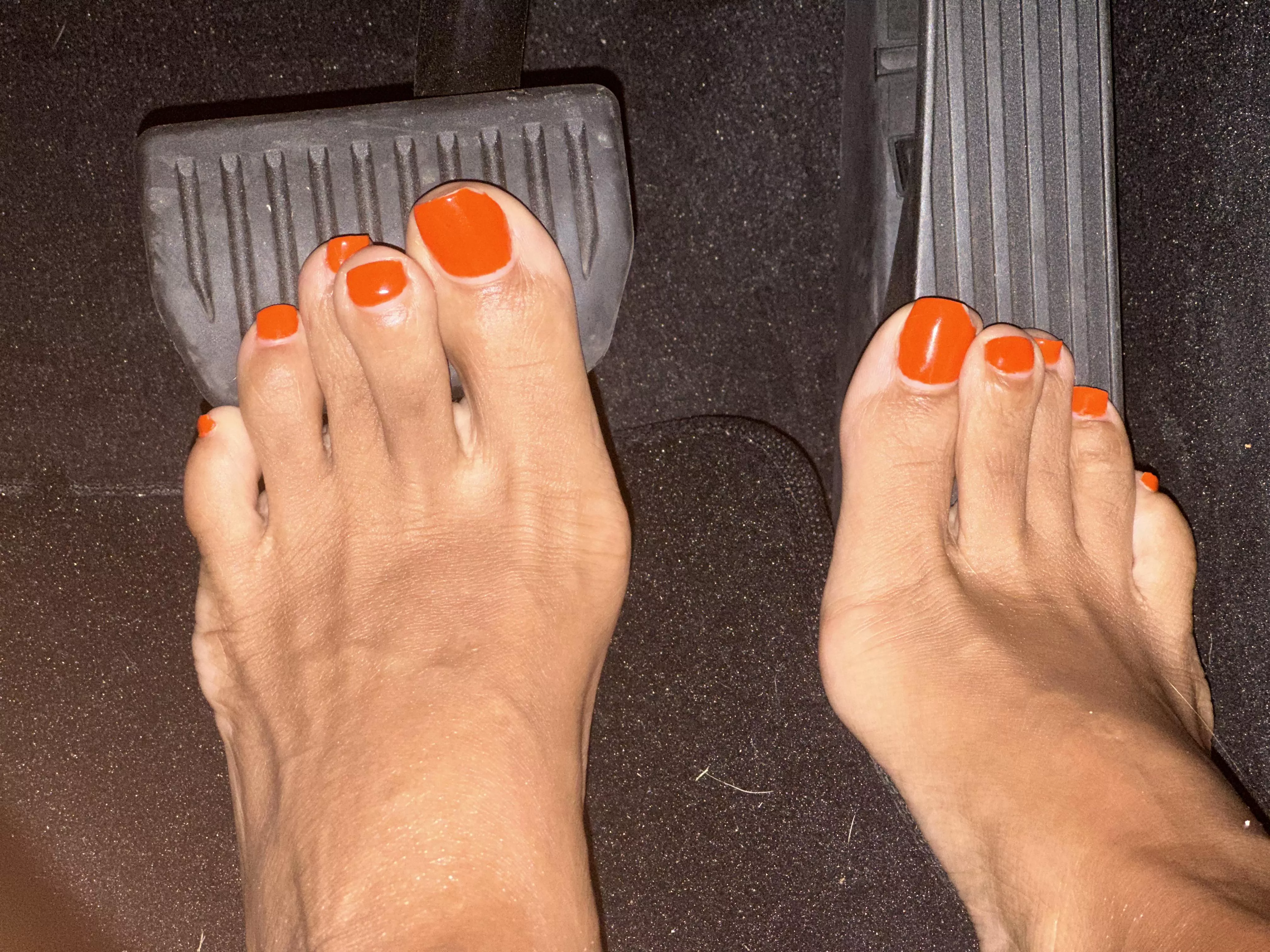 Orange toes in the car 