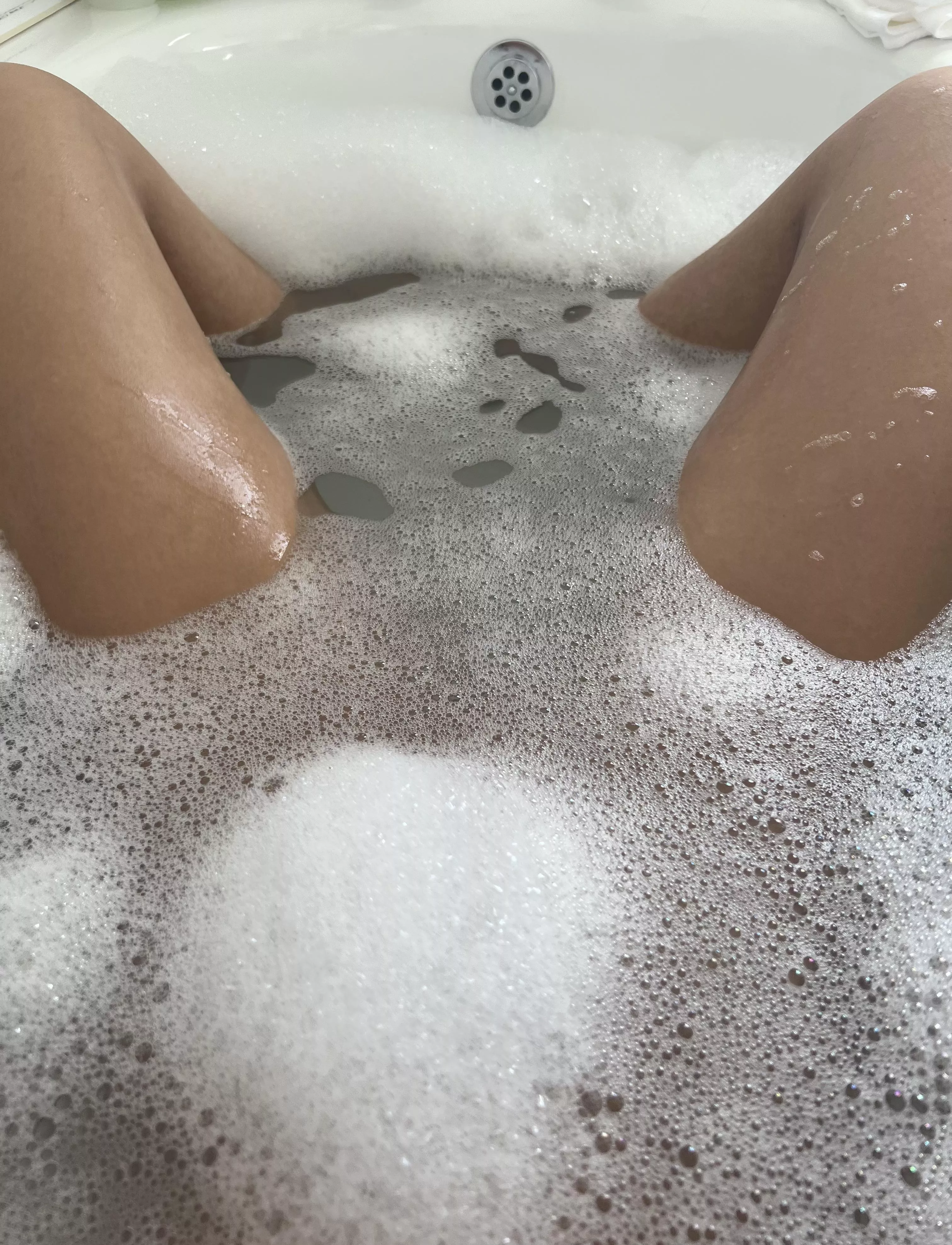 The warm water surrounding my sensitive pussy please 🛀 