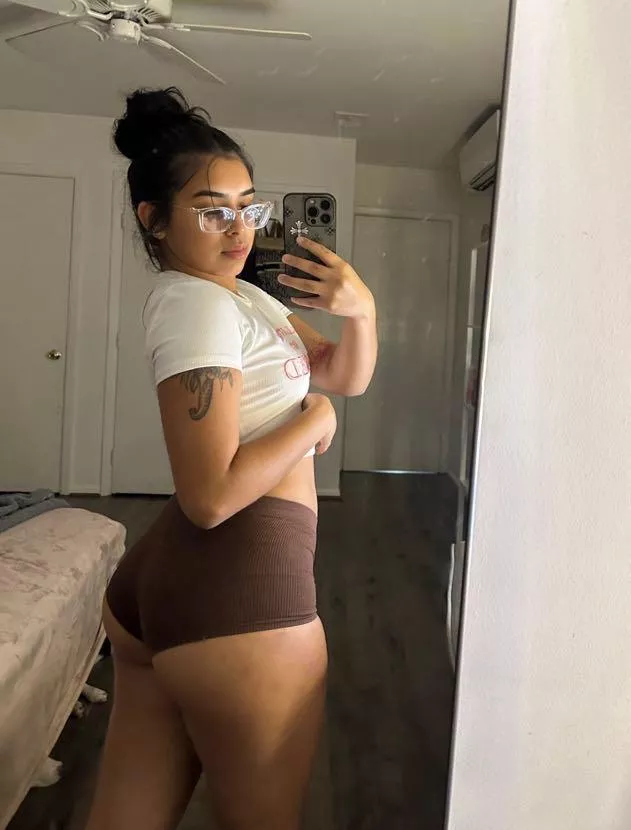 This fat ass covers my pussy 😩