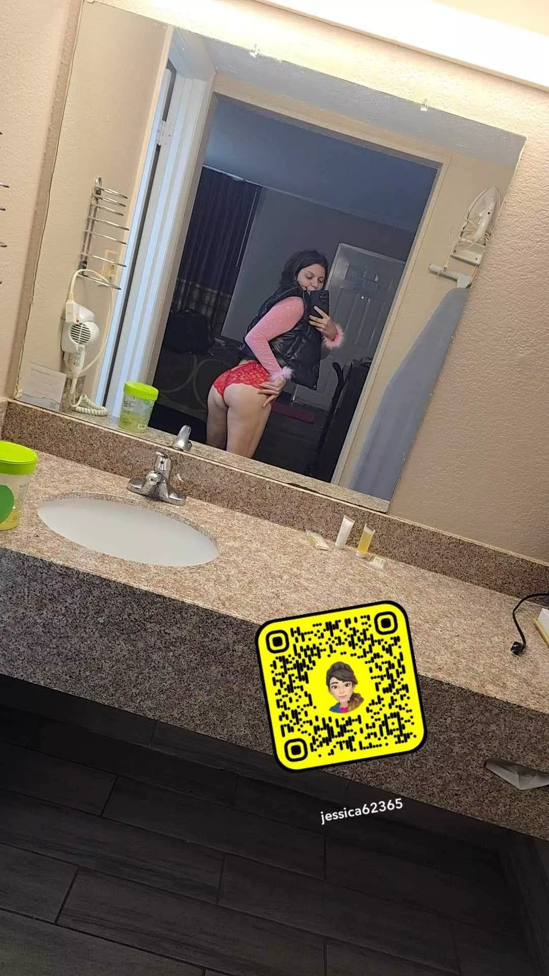 Watch me use my tongue on tele @jessic1994 