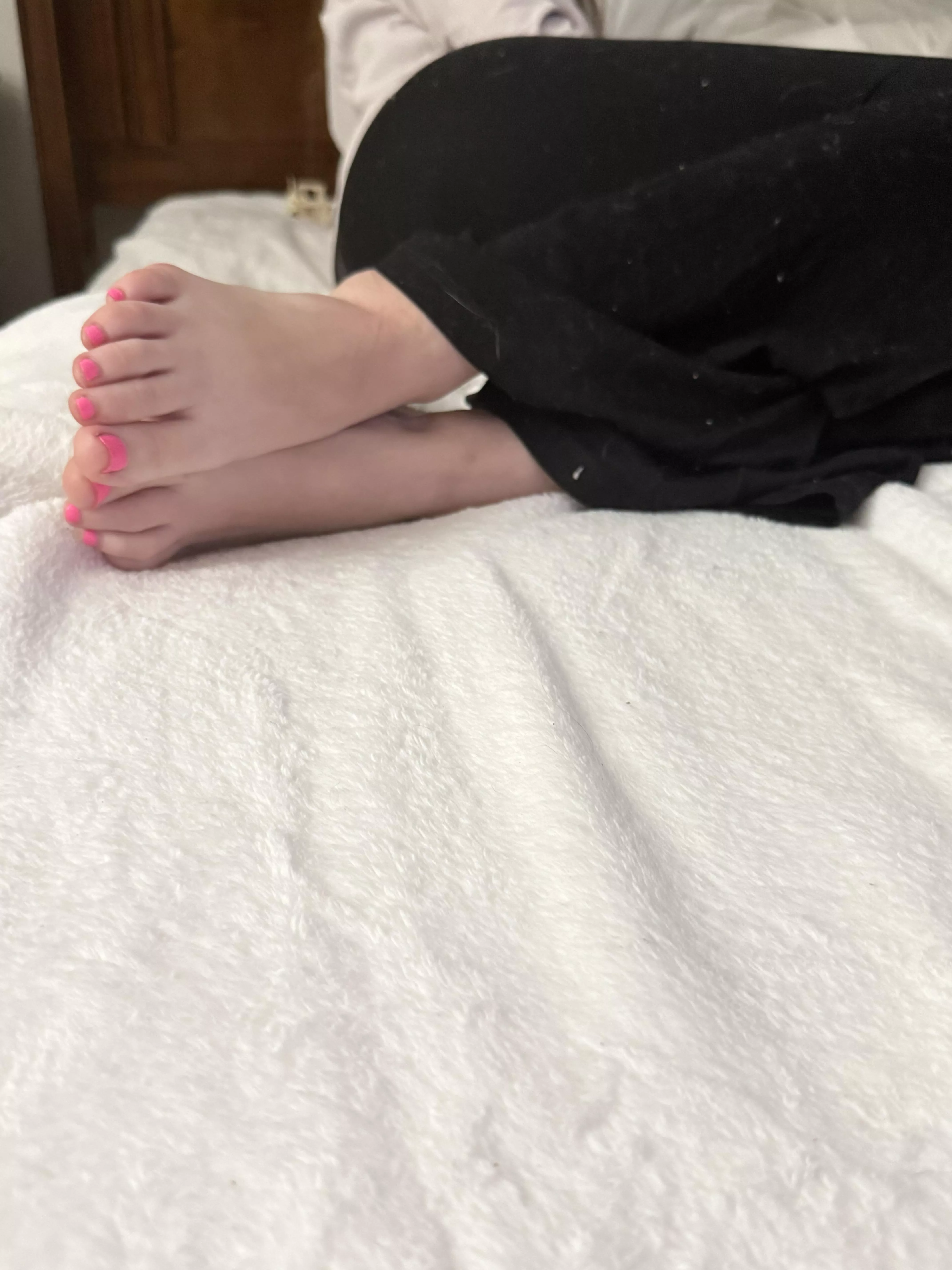 Who wants to lick my feet 