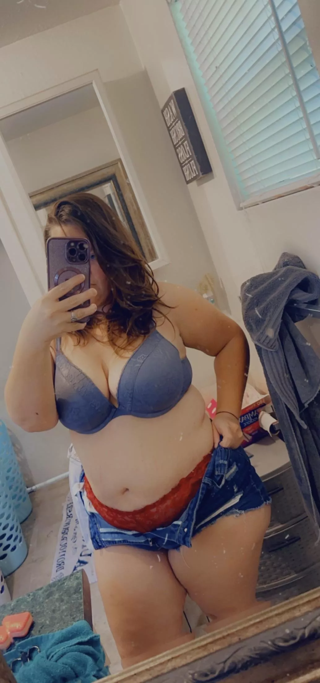 Do you like thick Milfs? Dm me for a great time.