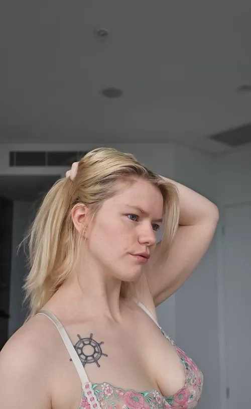 Just feelin myselffffff 🩷🩷 anyone else loving the lightening shows everynight?