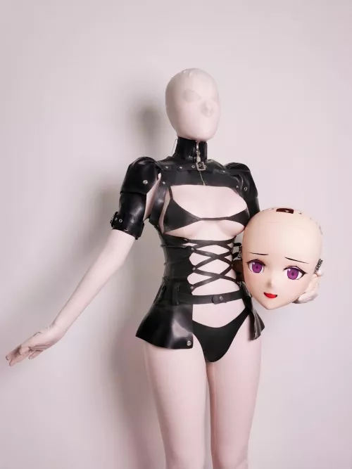 Now the doll is decorated, just ones step to give me the final doll look, mold the head on