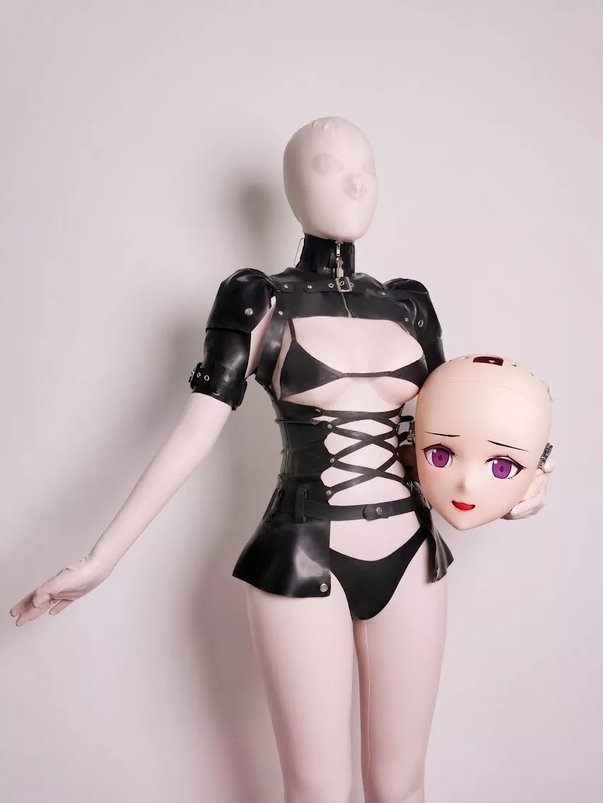 Now the doll is decorated, just ones step to give me the final doll look, mold the head on