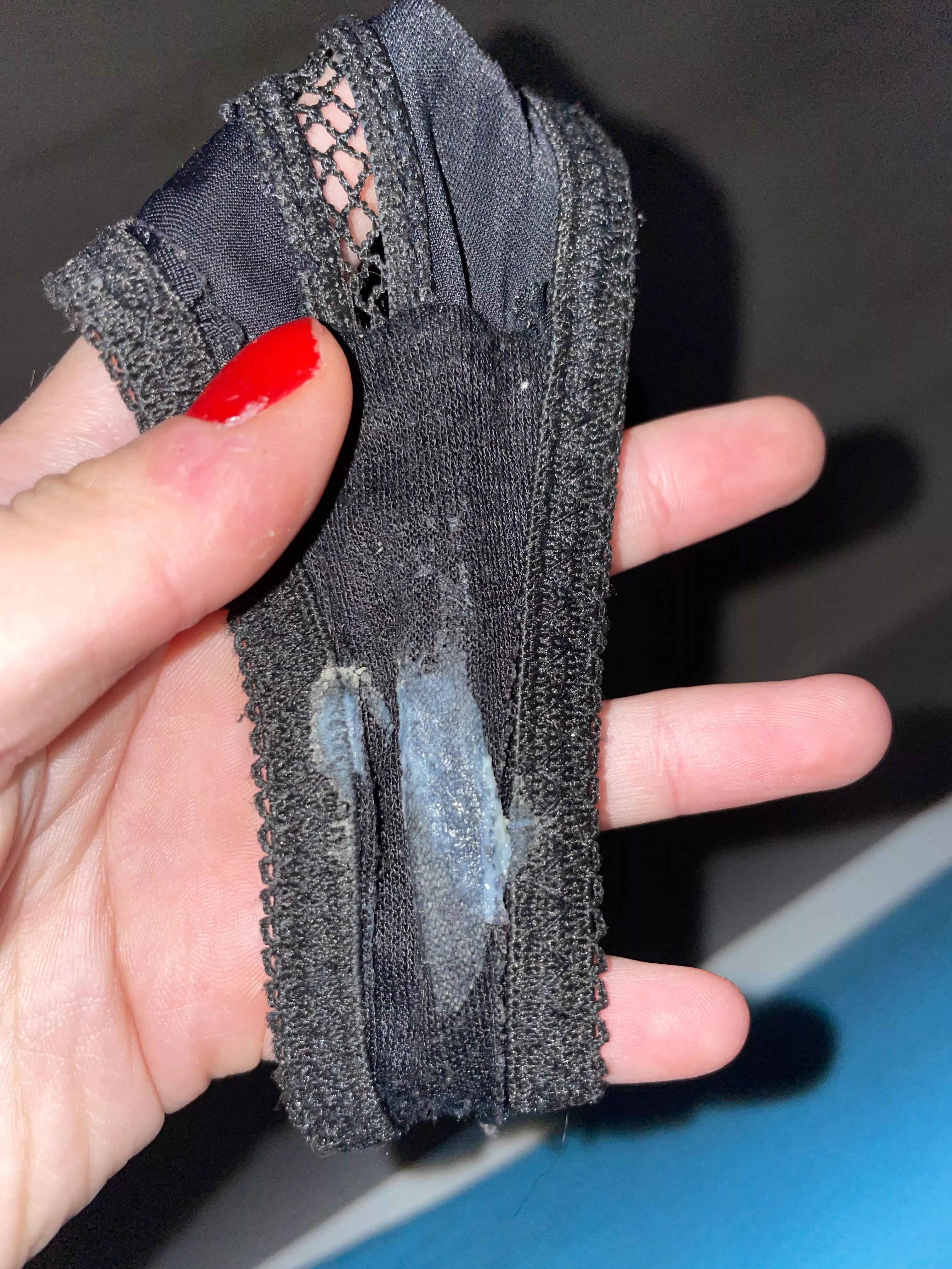 This black creamy thong 2day worn and one solo session ready to be shipped.