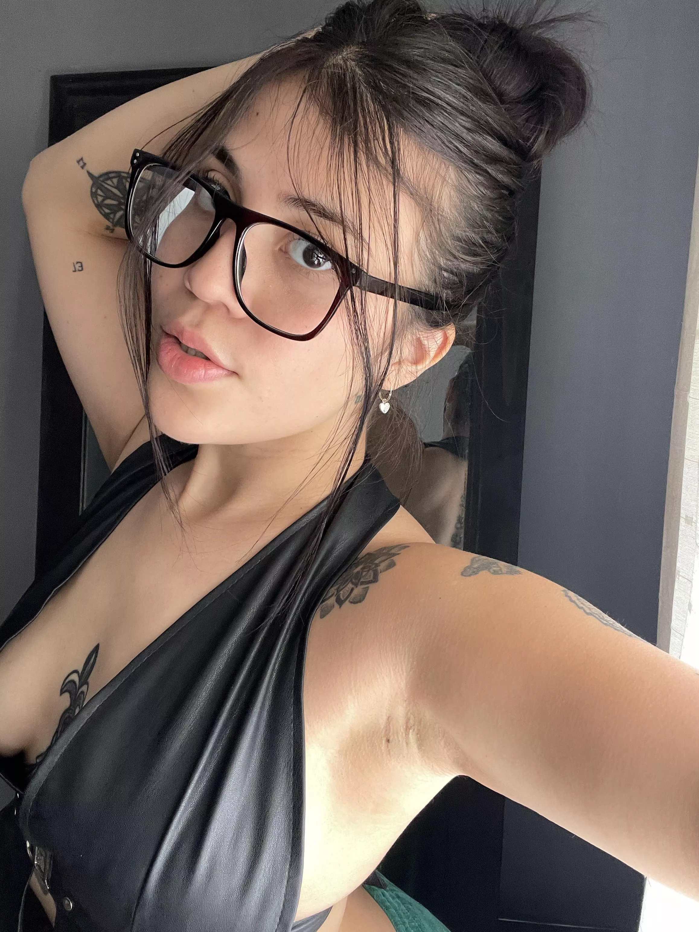 You cant stop looking at me, im your new addiction