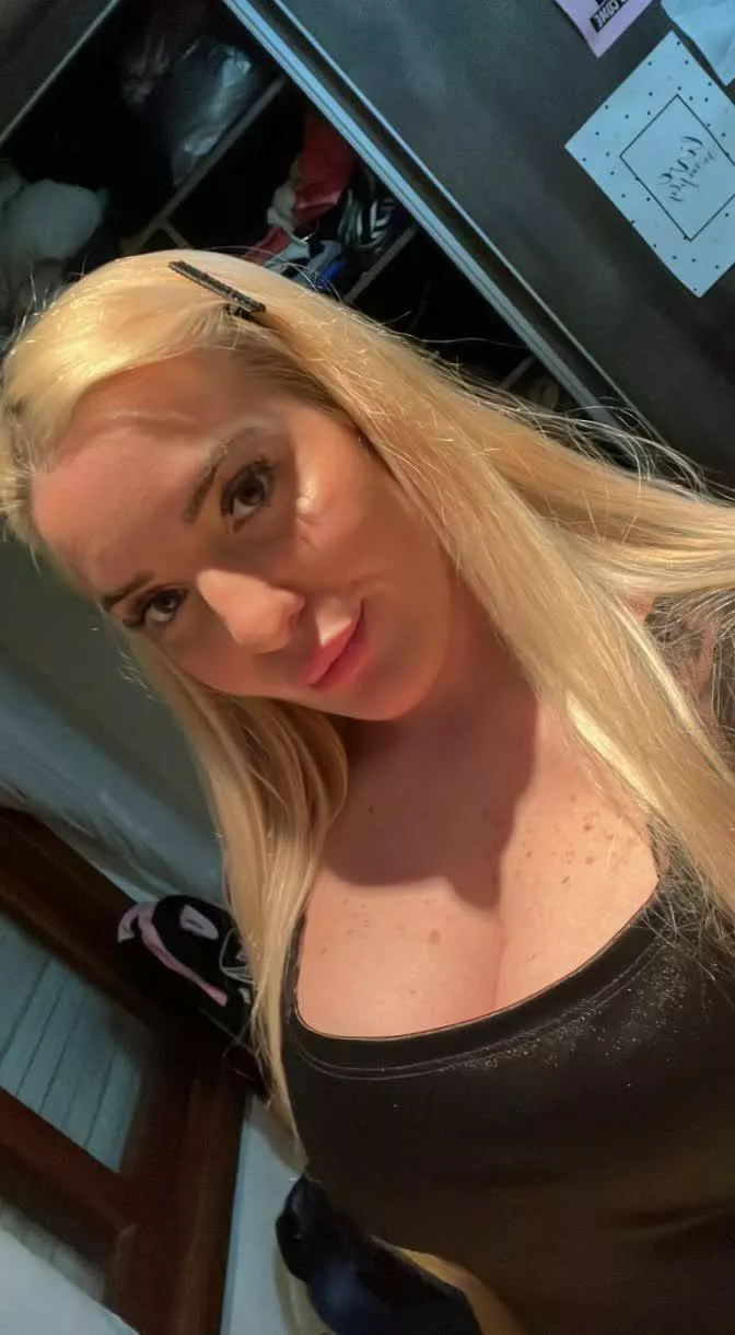 19 F here, fully in today’s vibe… what’s bringing excitement to your afternoon? 👀
