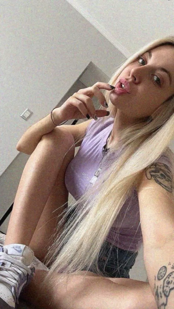 21 F Tired of fighting through the day maybe u could be the one to make it all feel worth it. 