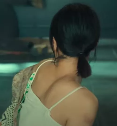 Any fans of short hair ponytails? (Source is The Frog on Netflix)