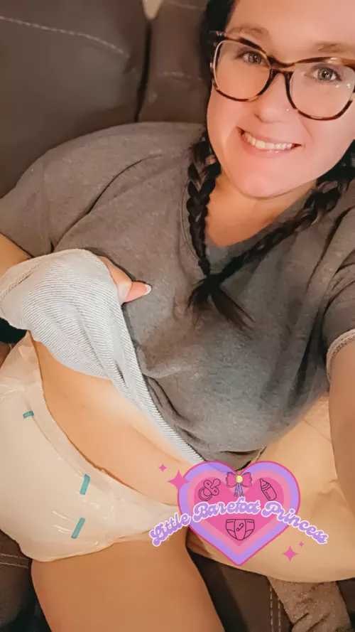 Bearded men who like curvy diaper babies? 